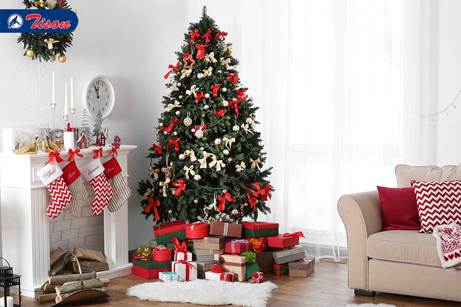 Không khí Giáng Sinh thêm sôi động với các phụ kiện trang trí nhiều màu sắc nổi bật trên màu tường Platinum 5-37-2