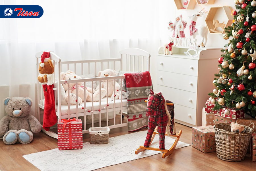 Phòng ngủ bé gái cùng màu tường vàng sáng Dutch White 1-8-3 trở nên sinh động hơn với trang trí chủ đề Giáng Sinh
